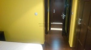 HABITACIÓN DE HOTEL COLOR AMARILLO         