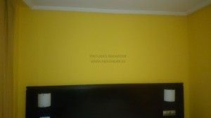 HABITACIÓN DE HOTEL COLOR AMARILLO           