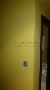 COLOR AMARILLO EN HABITACIÓN DE HOTEL           