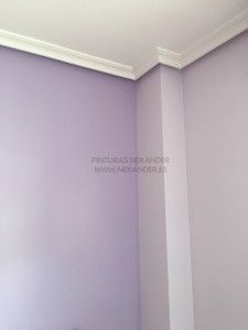 PARED DE HABITACION PINTADA EN DOS TONOS DE COLOR LILA     